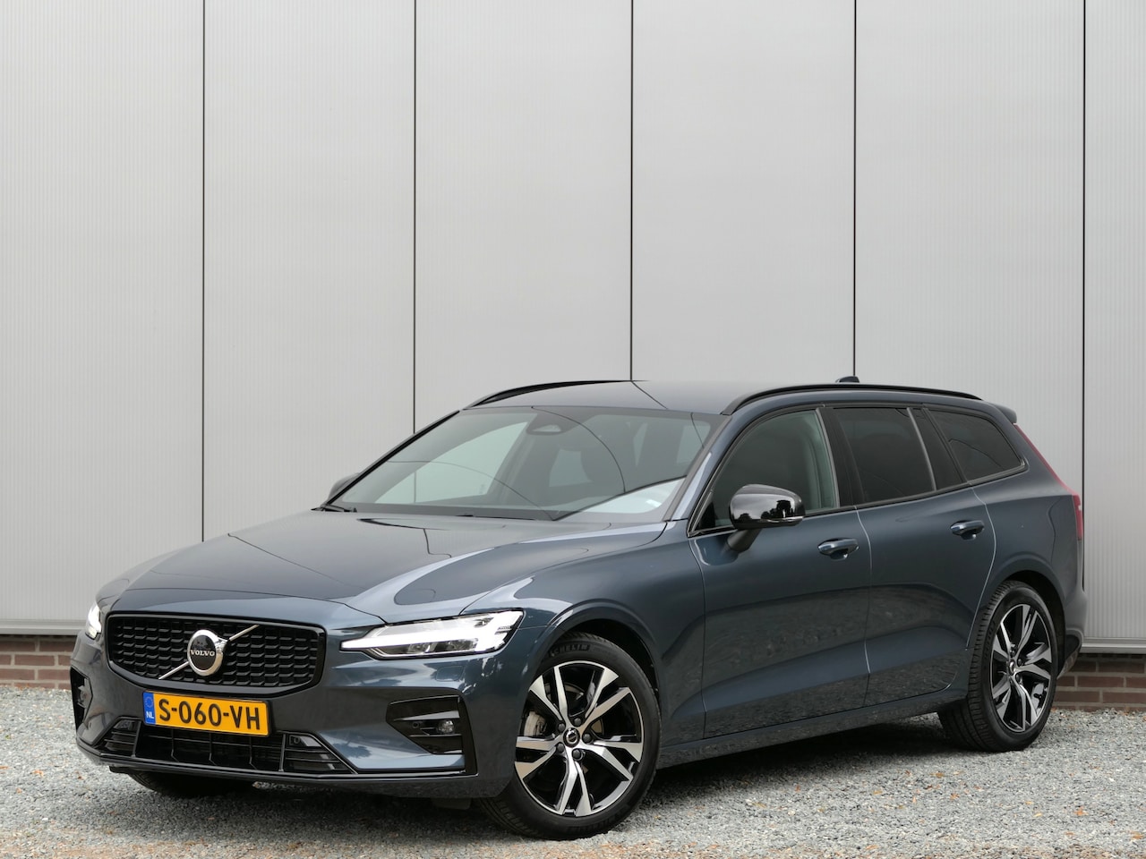Volvo V60 - 2.0 B4 AUT Plus Dark 12 MND garantie Leer / Trekhaak / Apple carplay & Android auto - AutoWereld.nl
