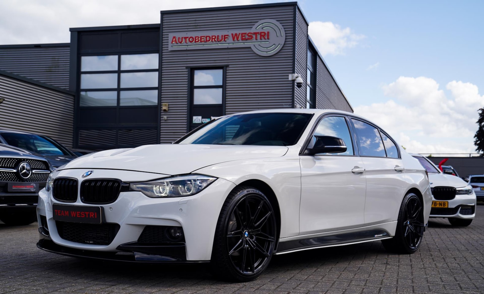 BMW 3-serie - 328i High Executive | M-performance | Xenon / LED | 19 inch | Stoelverwarming | Camera | - AutoWereld.nl