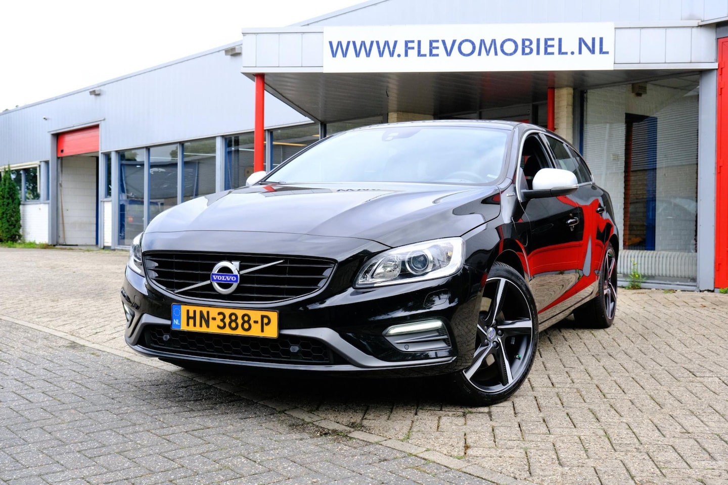 Volvo V60 - 2.4 D6 Twin Engine R-Design|Pano|19"LMV|Xenon|navi|Leder - AutoWereld.nl