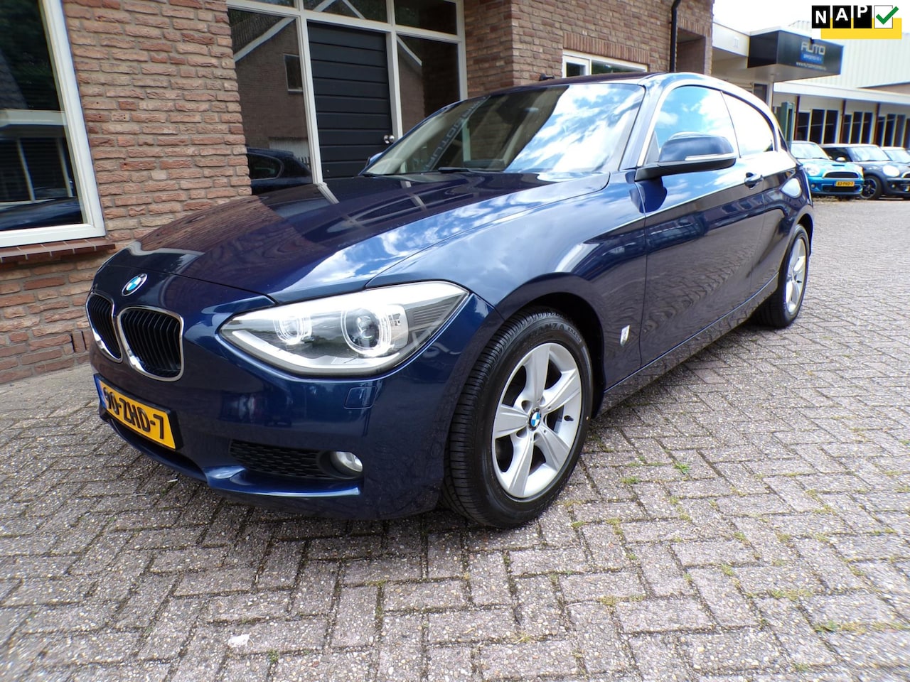 BMW 1-serie - 116i Upgrade Edition Automaat / Leder / Navi - AutoWereld.nl