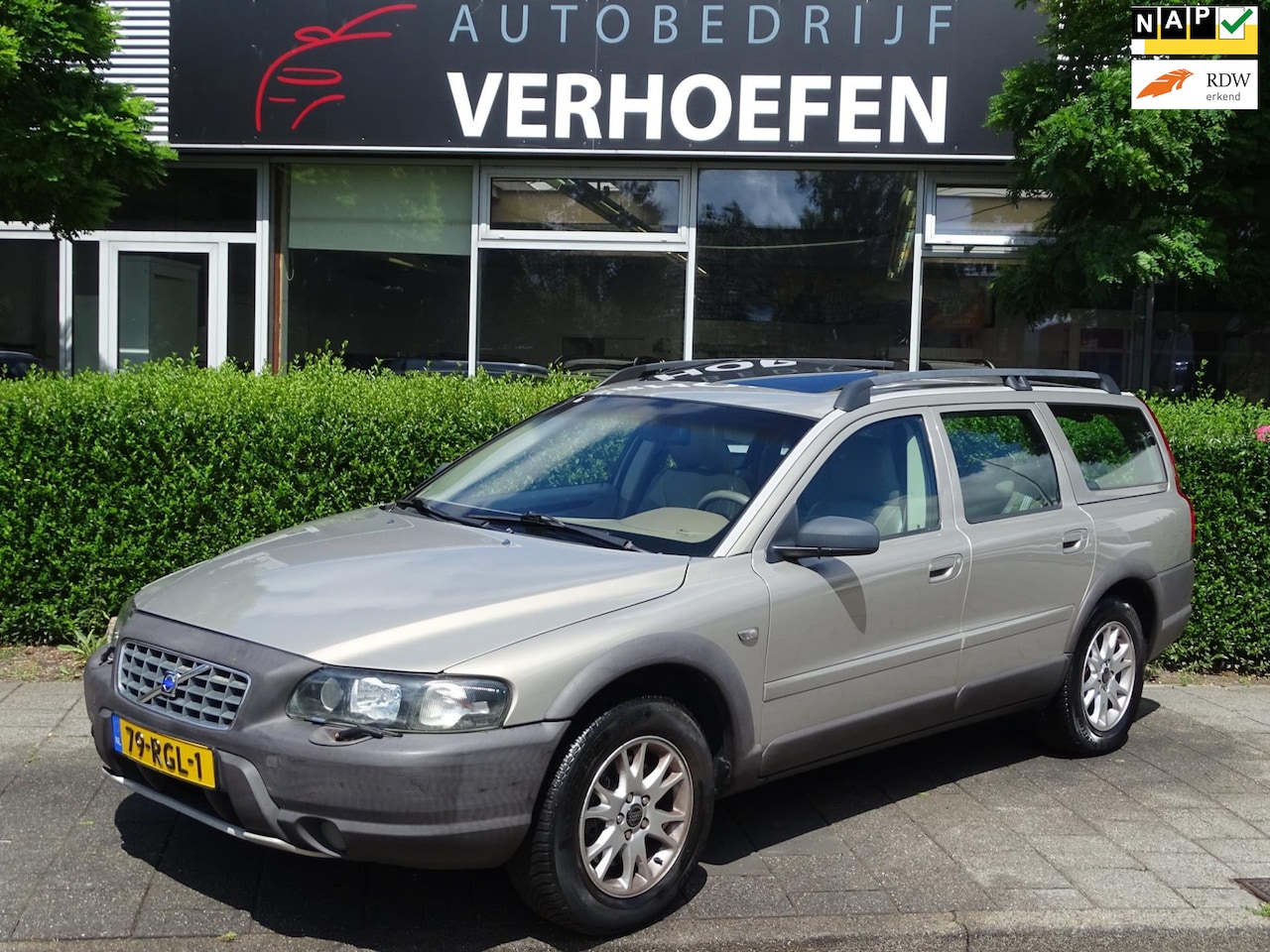 Volvo XC70 - 2.5 T Kinetic - AUTOMAAT - PANORAMADAK - YOUNGTIMER - CRUISE / CLIMATE - STOELVERWARMING - - AutoWereld.nl