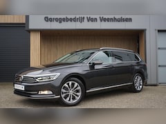Volkswagen Passat Variant - 1.8 TSI 180PK Highline Virtual Cockpit Trekhaak Leder/Alcantara Keyless *Geïntegreerde kin