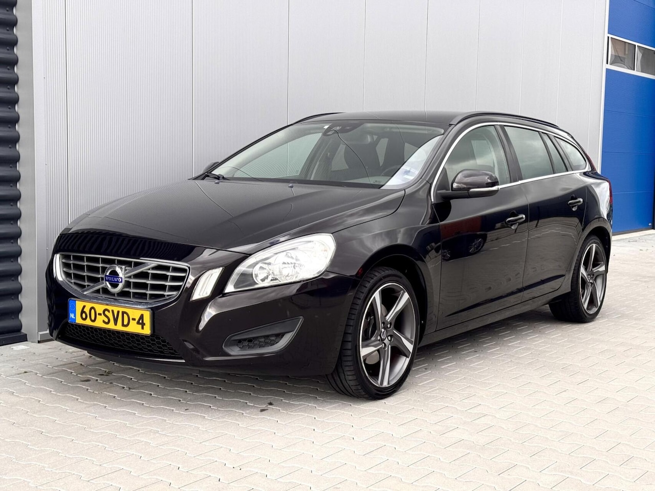 Volvo V60 - 1.6 T4 Summum | Navi | Aut | Clima | Trekhaak | - AutoWereld.nl