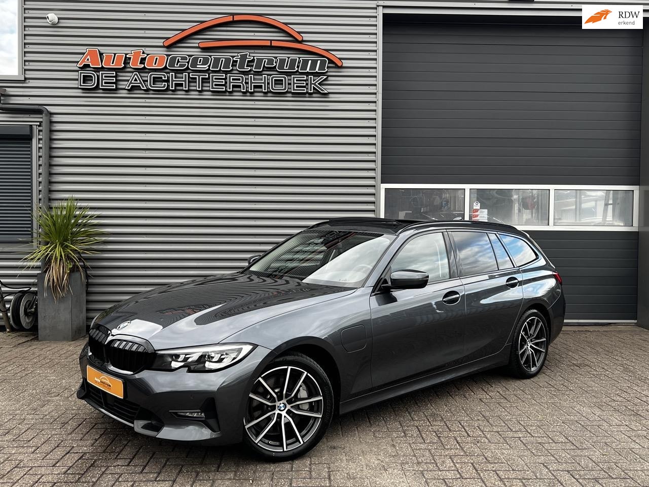 BMW 3-serie Touring - BMW 330e | Pano | ACC | Shadowline - AutoWereld.nl