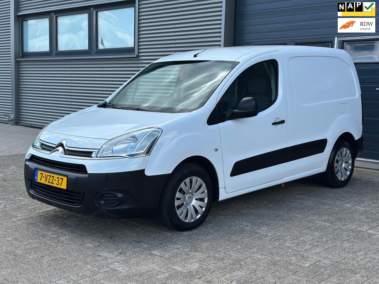 Citroën Berlingo - 1.6 HDI 500 Club Economy 3 PERSOONS - AIRCO - NWE APK - TREKHAAK - SCHUIFDEUR!! - AutoWereld.nl