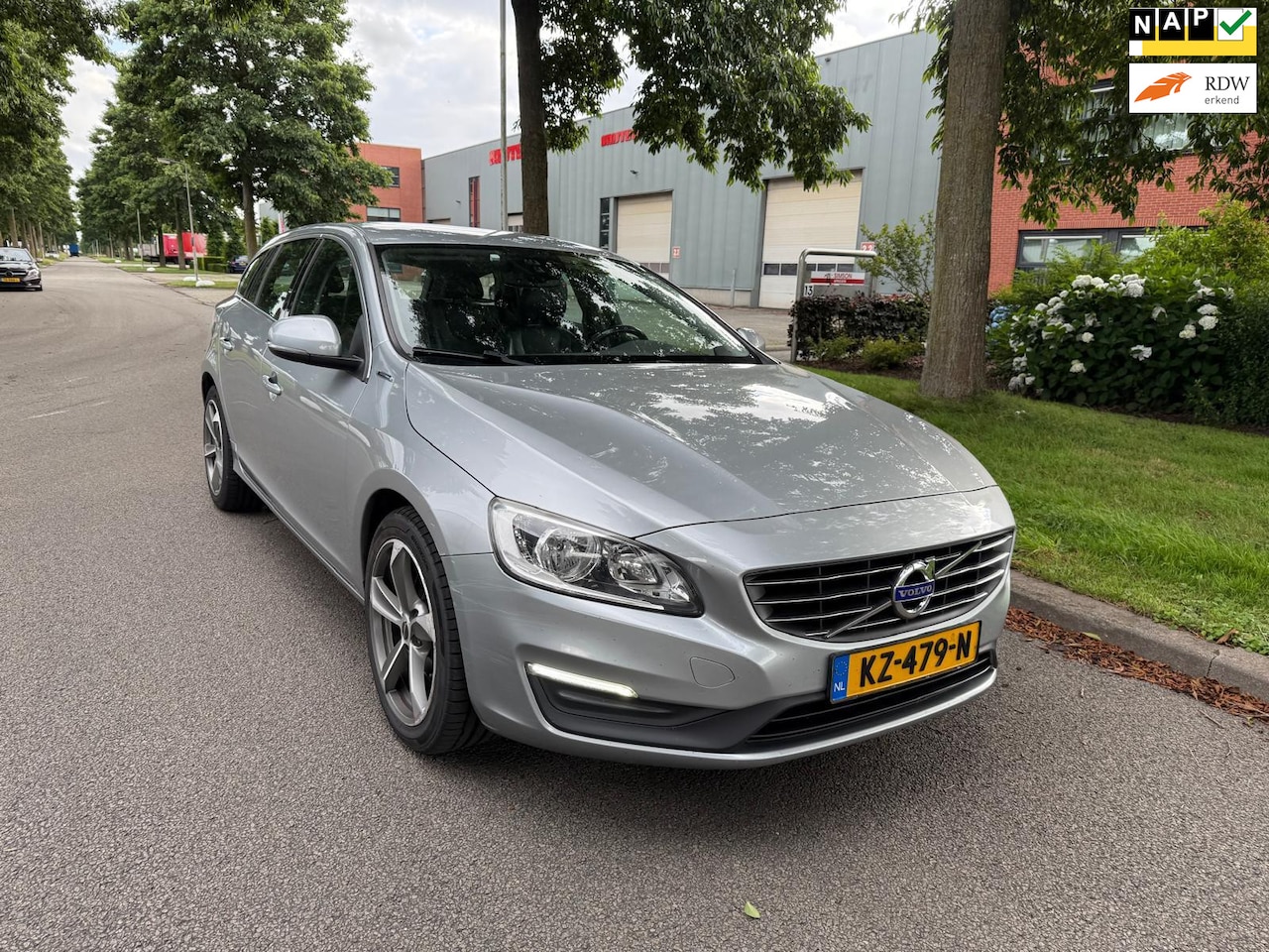 Volvo V60 - 2.4 D5 Twin Engine Lease Edition AUTOMAT - AutoWereld.nl