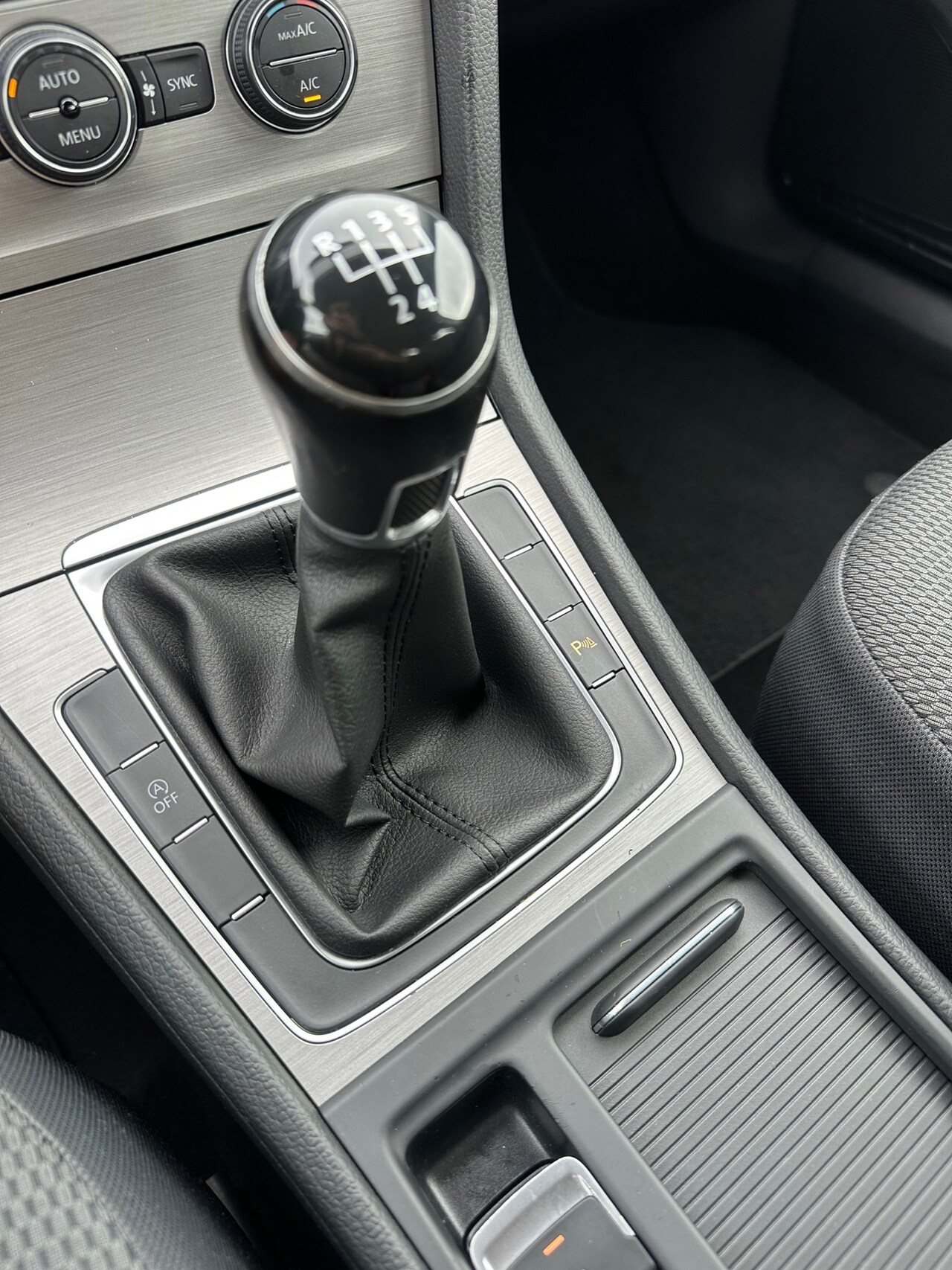 Volkswagen Golf - 1.2 TSI Navi, PDC, Bluetooth, Trekhaak