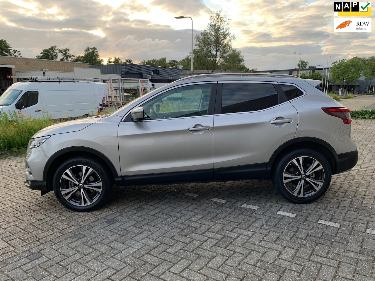 Nissan Qashqai - 1.2 N-Connecta Panodak, navi LM-velgen - AutoWereld.nl