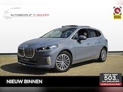 BMW 2-serie Active Tourer - 225e xDrive Luxury Line // Copper Grey Metallic - Elek. Panoramadak - Harman Kardon - Hout