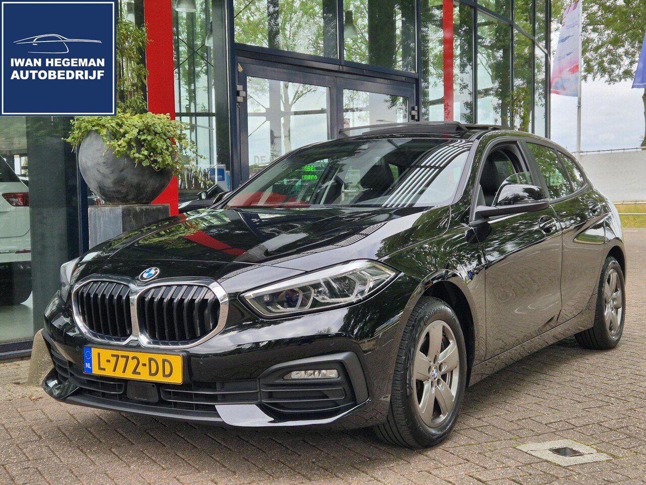 BMW 1-serie - 118i High Executive | Panodak | Adapt. Cruise Control | LED | LM Velgen | Leer | Sportstoe - AutoWereld.nl