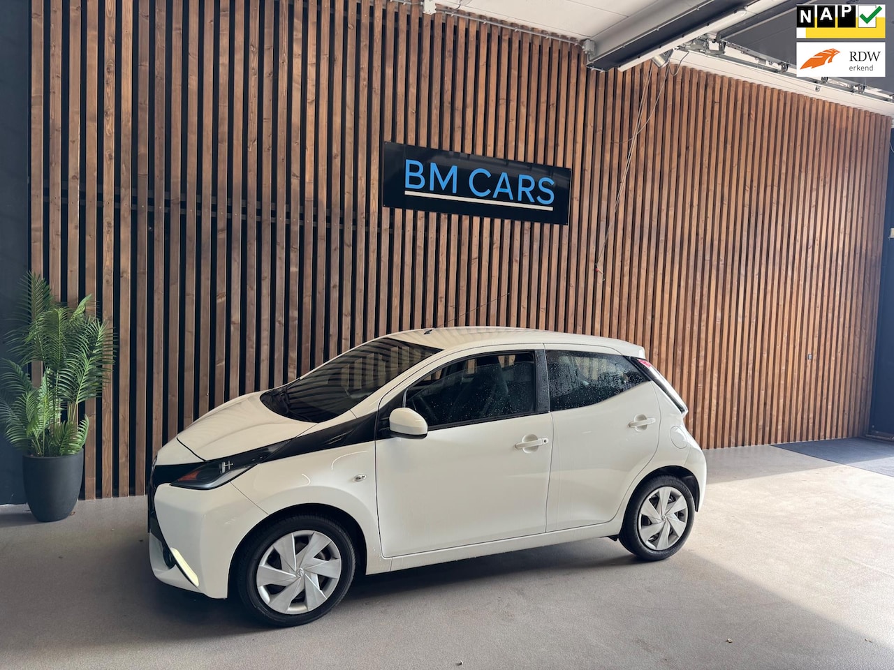Toyota Aygo - 1.0 VVT-i x-play Airco, CAMERA, Cruise - AutoWereld.nl