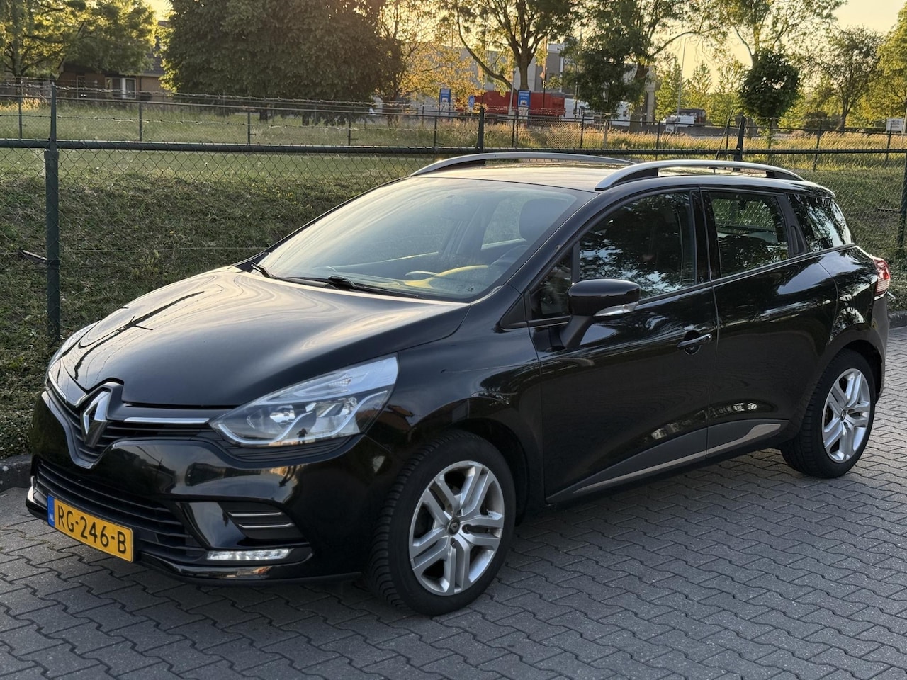 Renault Clio Estate - 1.5 dCi Ecoleader Zen NL auto, nieuwe APK, trekhaak ! - AutoWereld.nl