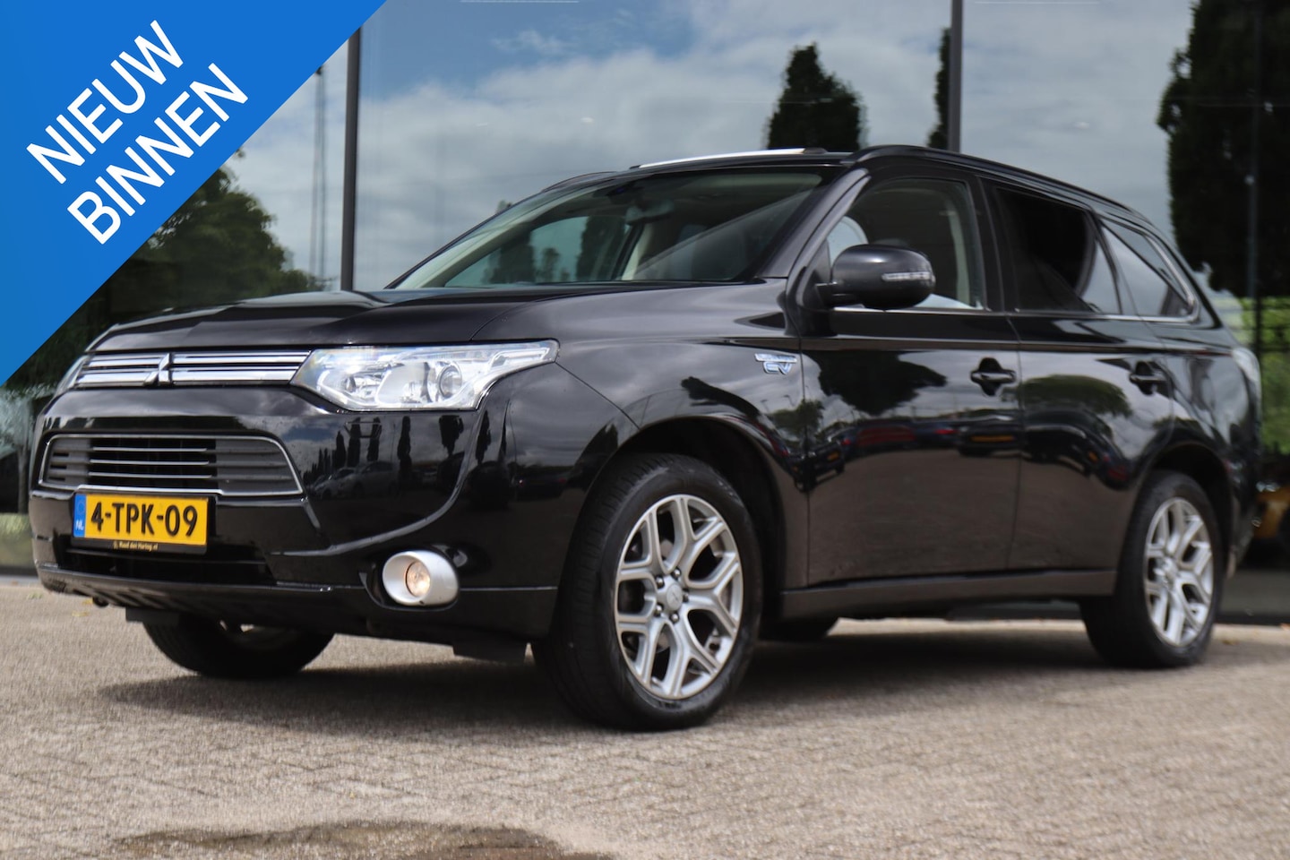 Mitsubishi Outlander - 2.0 PHEV 4WD INSTYLE | PANO | LEDER | NAVI | TREKHAAK | KEY-LESS - AutoWereld.nl