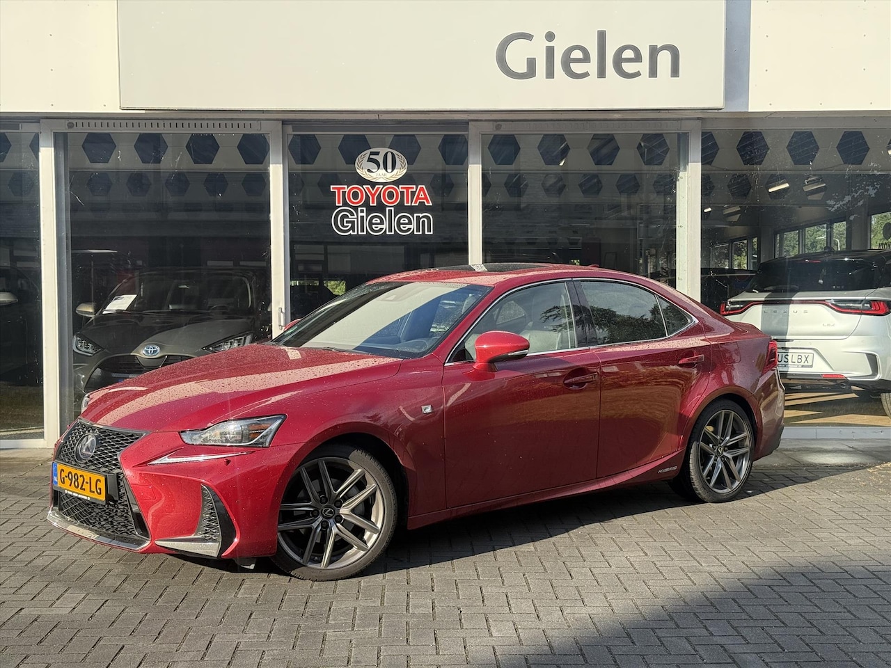 Lexus IS - 300h F Sport Line | Schuifdak, Leer, Geheugenfunctie, Stoelventilatie, Stuurverwarming, Gr - AutoWereld.nl