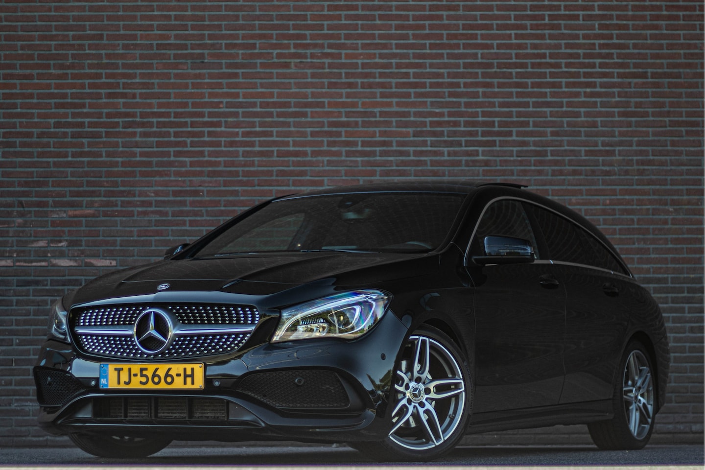 Mercedes-Benz CLA-Klasse - 180 AMG, Origineel NL, Panoramadak, Carplay, Stoelverwarming, Camera, Full LED, Navigatie, - AutoWereld.nl