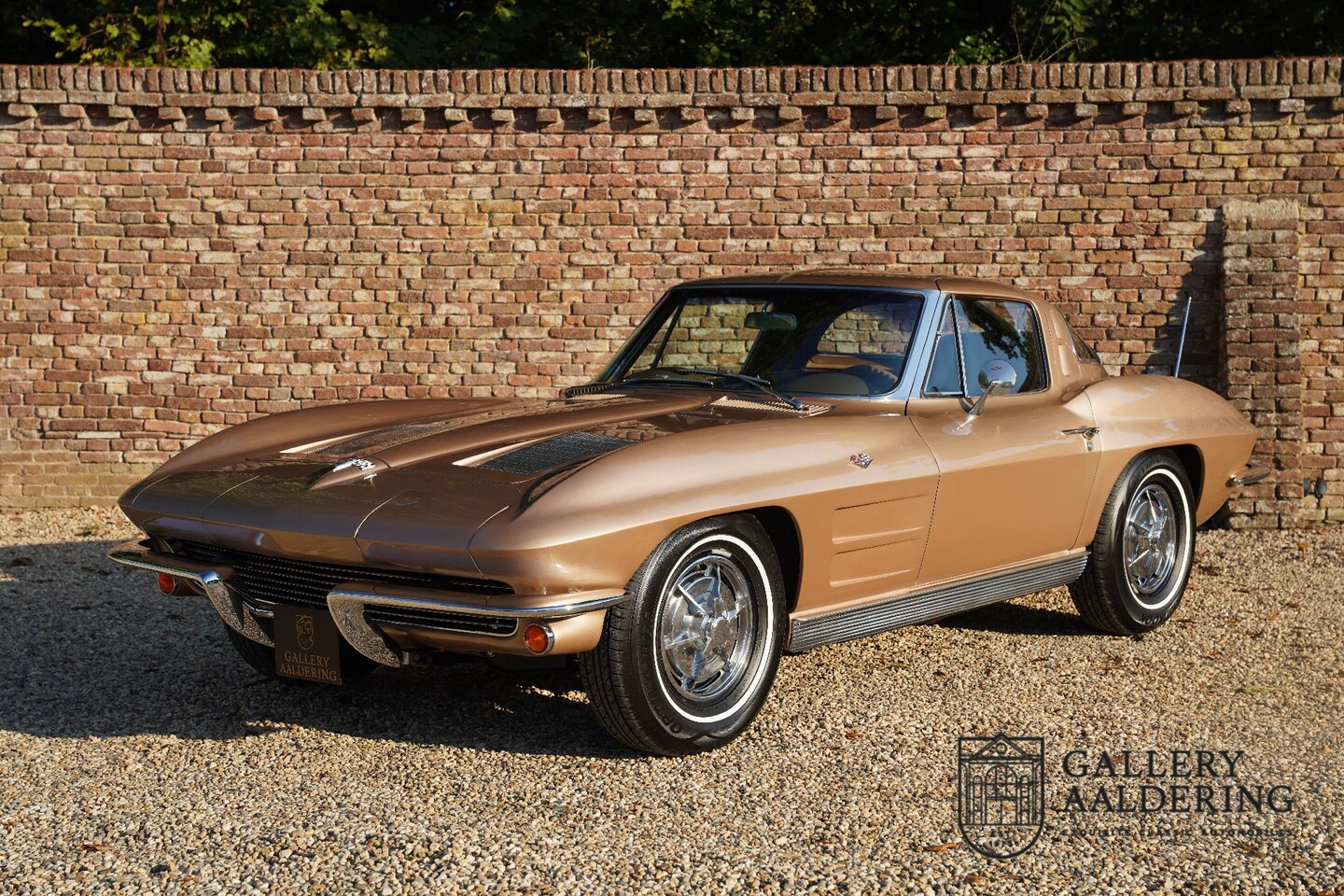 Corvette C2 - Sting Ray Coupé Split window Fully restored condition, Ordered in color scheme Saddle Tan - AutoWereld.nl