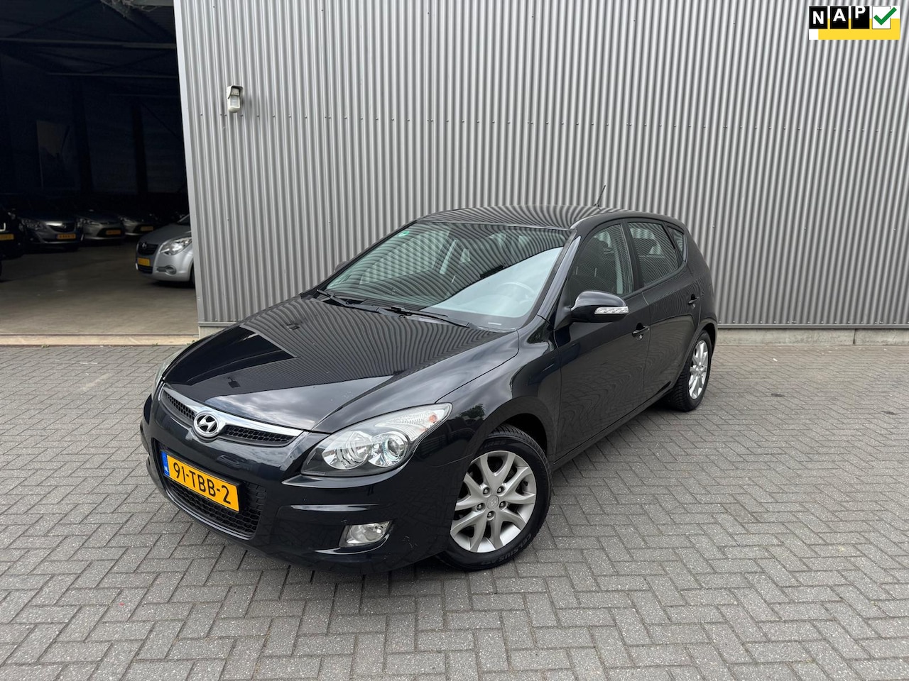 Hyundai i30 - 1.6i Style|Half Leder|Climate control|Trekhaak - AutoWereld.nl