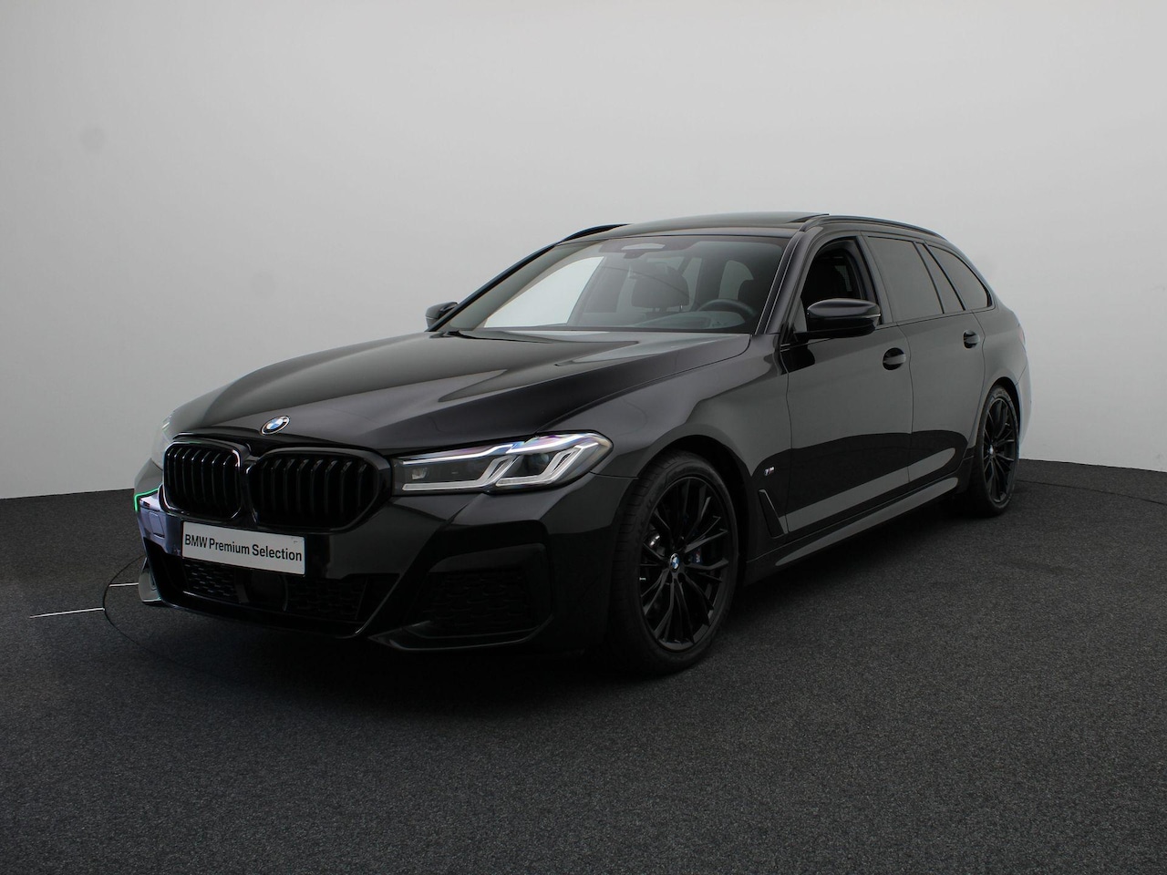 BMW 5-serie Touring - 530i M Sportpakket | Stuurwielrand Verwarmd | Comfort Access | Panoramadak | Driving Assis - AutoWereld.nl