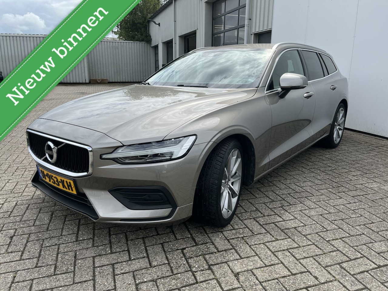 Volvo V60 - 2.0 T4 Mom.|ACC|PAS V/A|Blis|19"| - AutoWereld.nl
