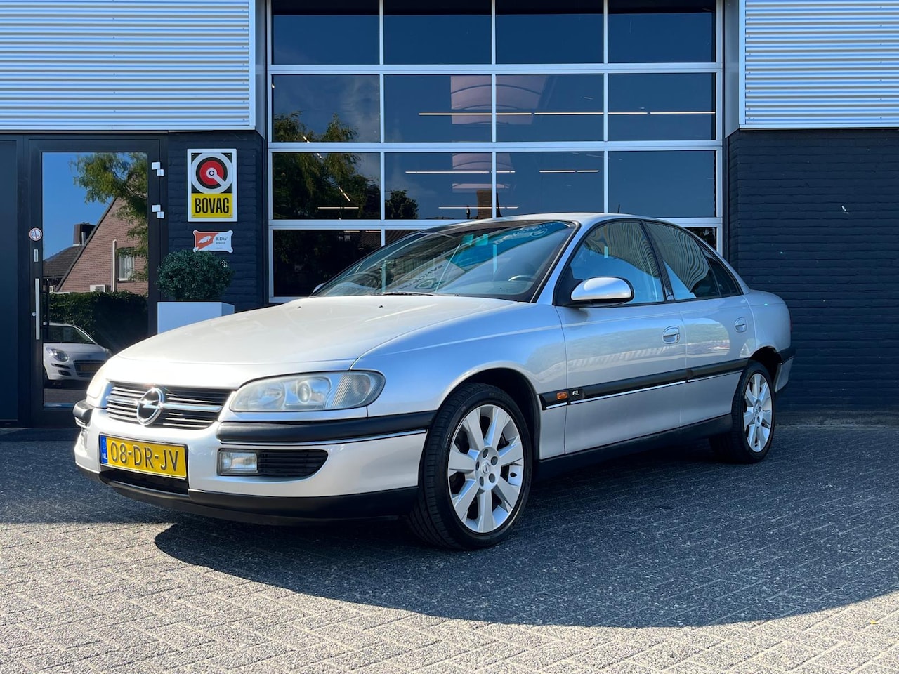 Opel Omega - Airco, Radio/Cd, Leder, Trekhaak, Nw APK 2.0i-16V Diamond - AutoWereld.nl