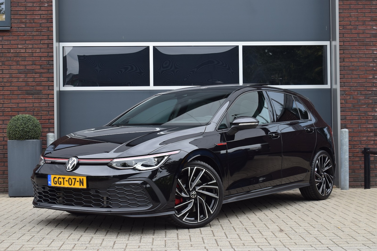 Volkswagen Golf - GTI 2.0 TSI 245pk DSG | Leer | Pano | HUD | H&K | IQ-light - AutoWereld.nl