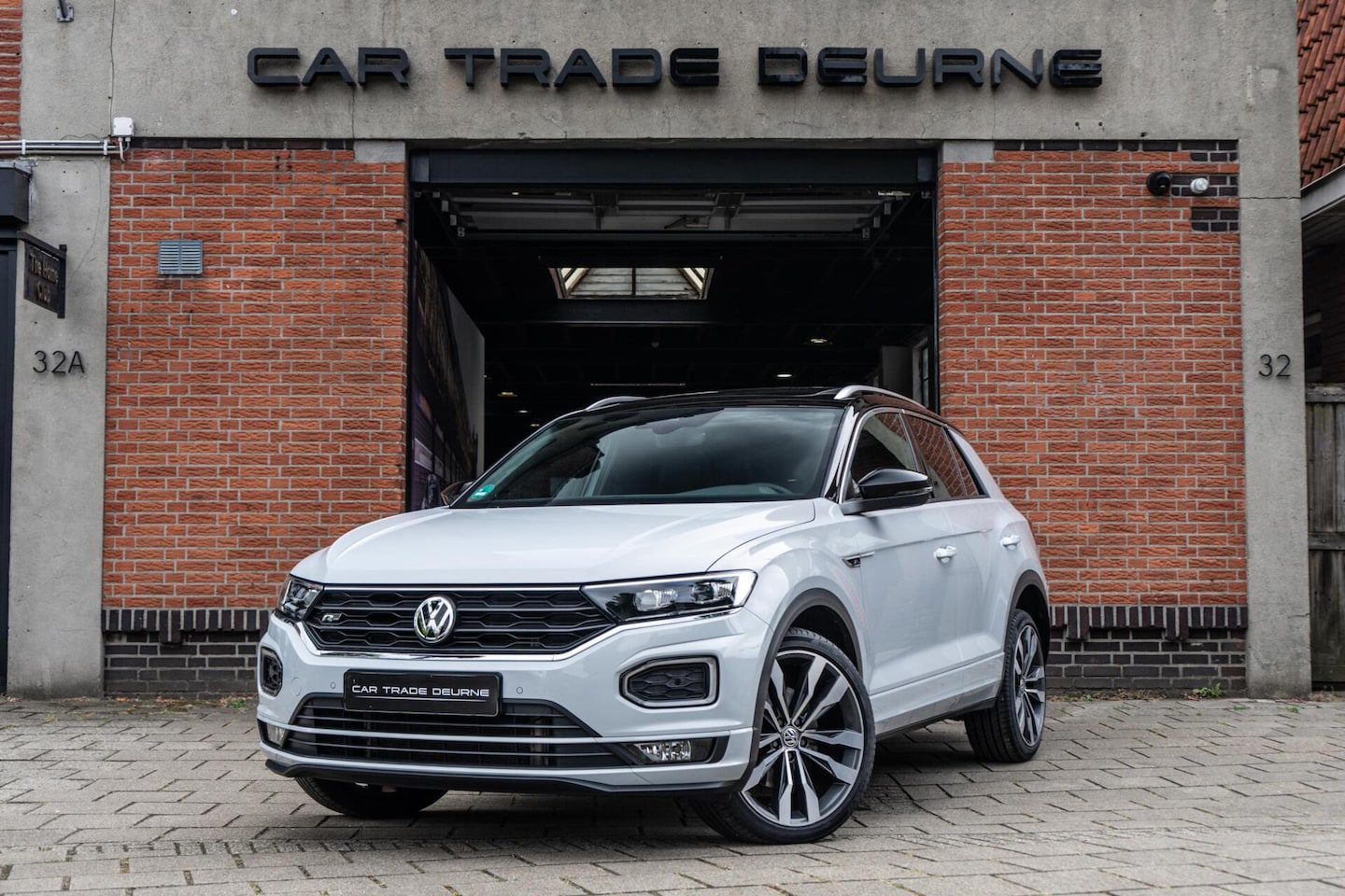 Volkswagen T-Roc - 2.0 TSI 4Motion R-Line Pano / Beats / Trekhaak - AutoWereld.nl