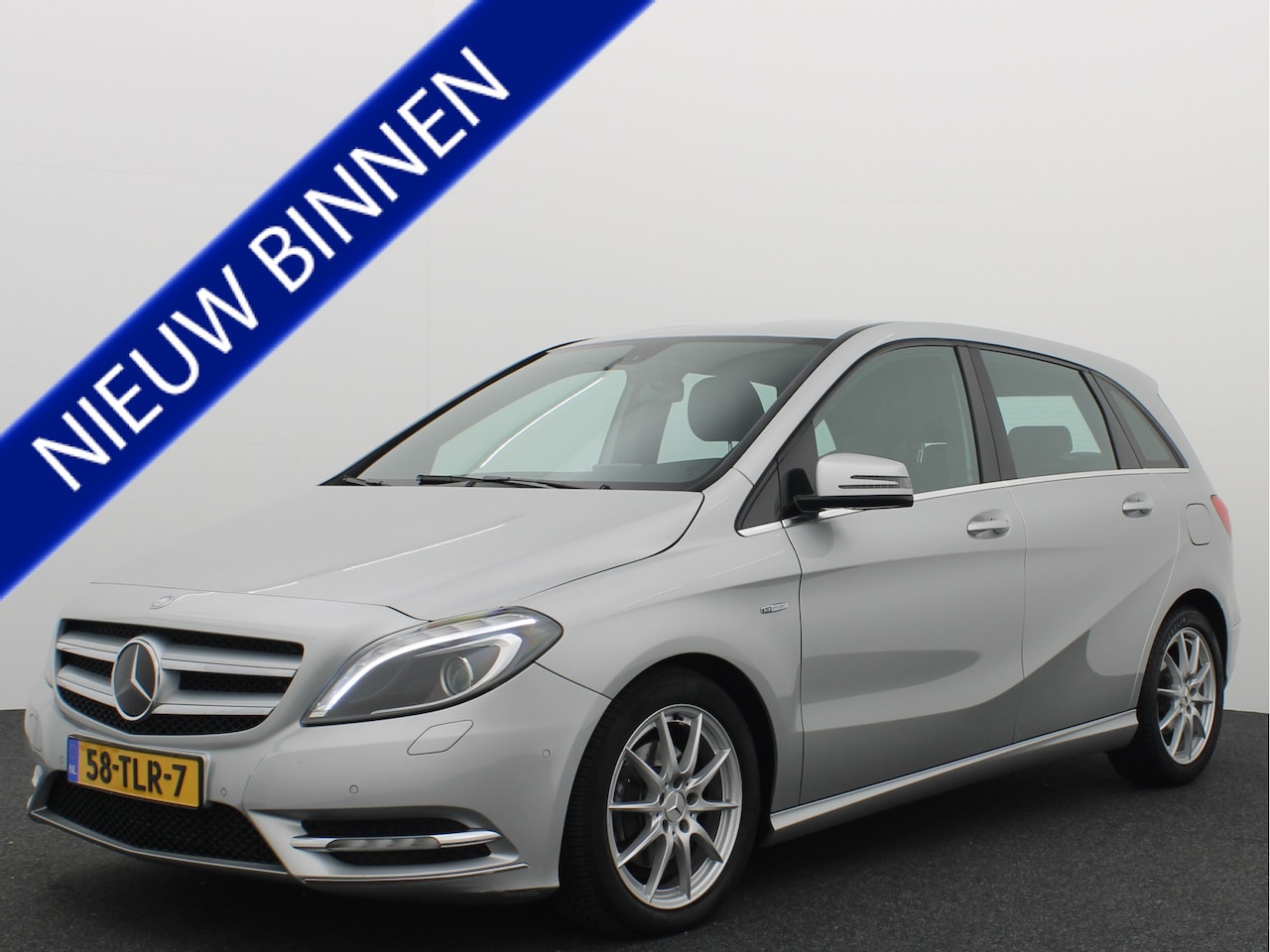 Mercedes-Benz B-klasse - 180 Ambition AUTOMAAT / XENON / LEDER / ZWARTE HEMEL / NAVI / AIRCO / PDC / CRUISE / NL-AU - AutoWereld.nl