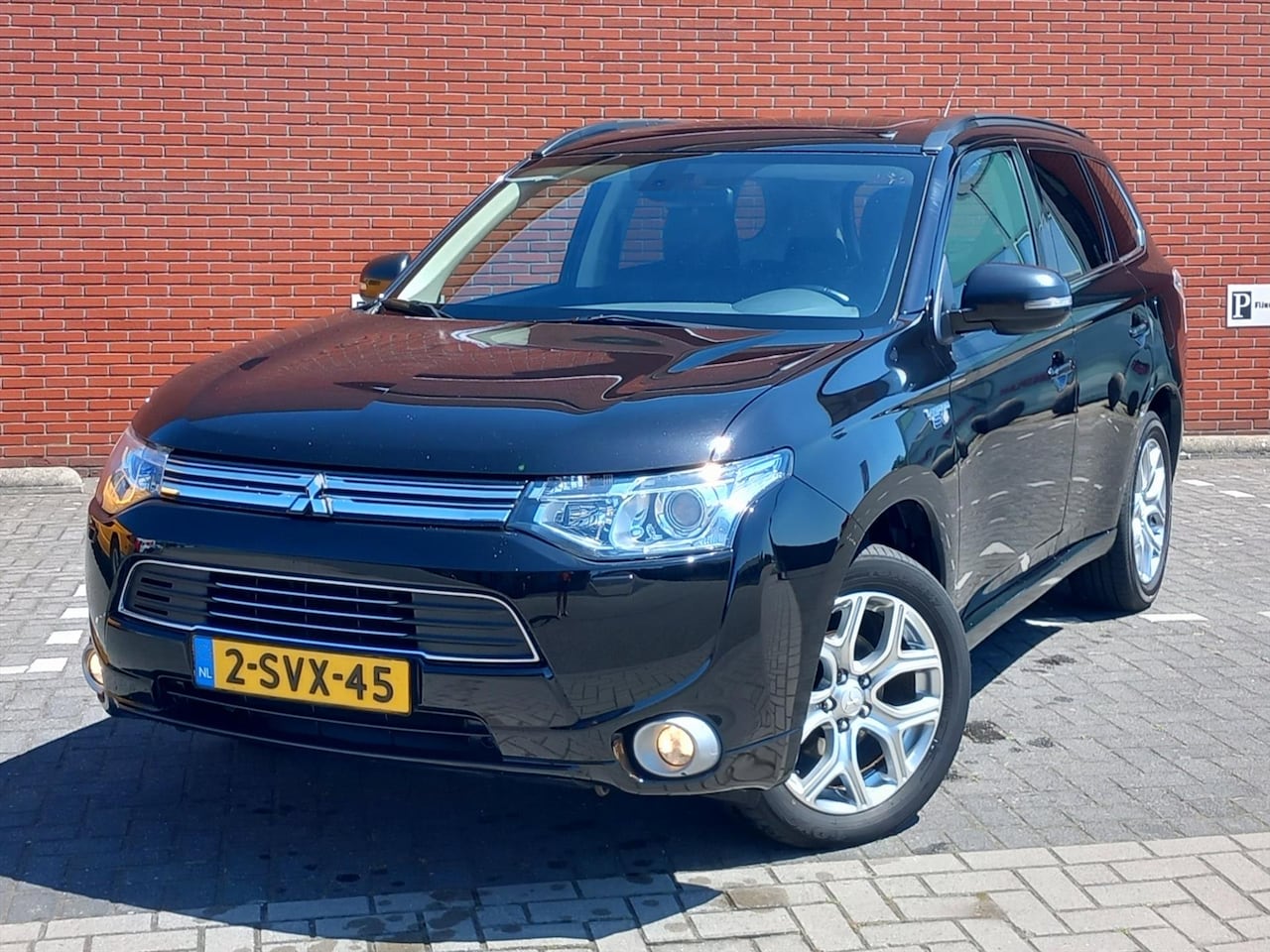 Mitsubishi Outlander - 2.0 PHEV 4WD Automaat 5P Instyle+ Panoramadak/Leer - AutoWereld.nl