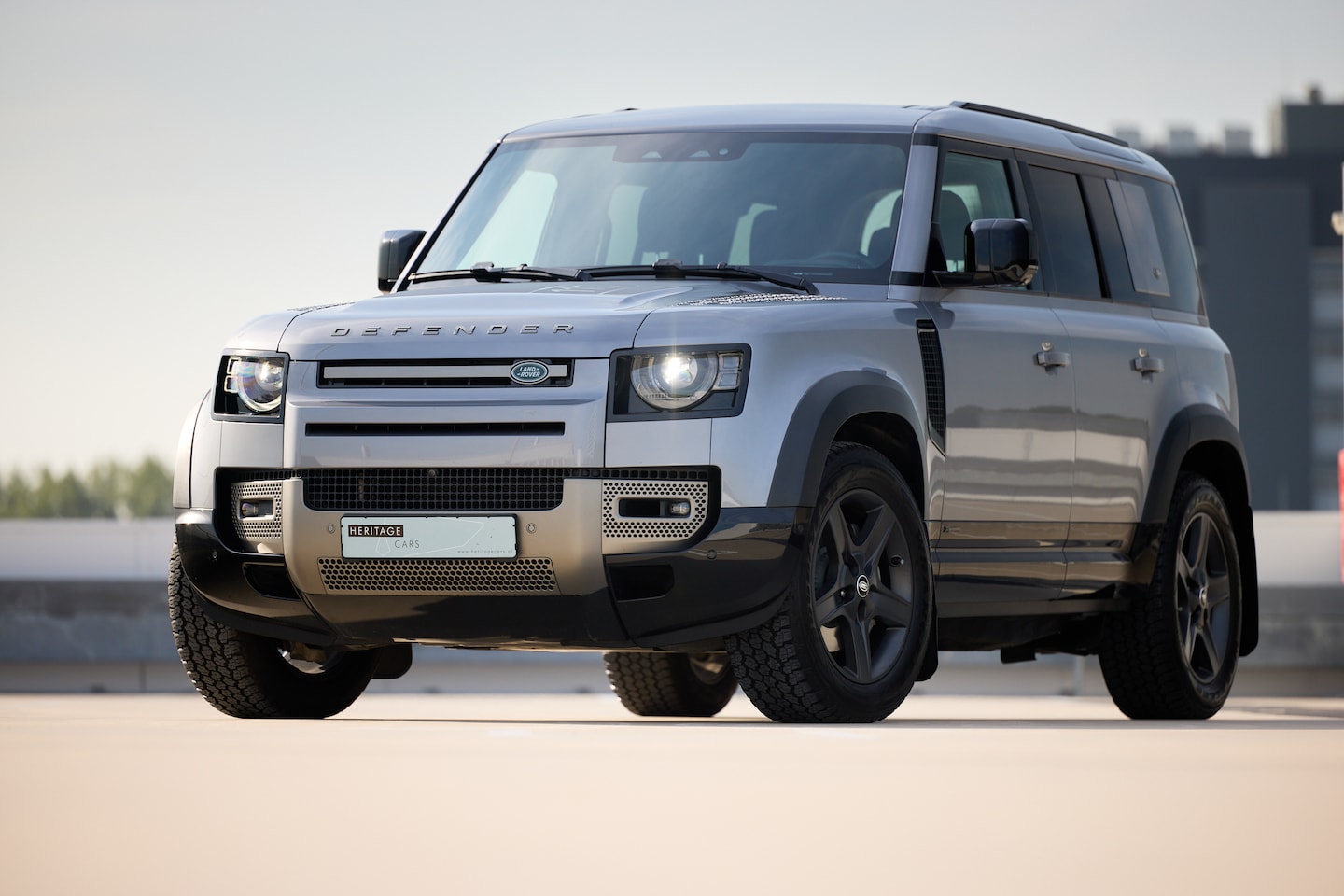 Land Rover Defender Hard Top - 3.0 D300 110 MHEV X-Dynamic SE Off Road - Grijs Kenteken - AutoWereld.nl