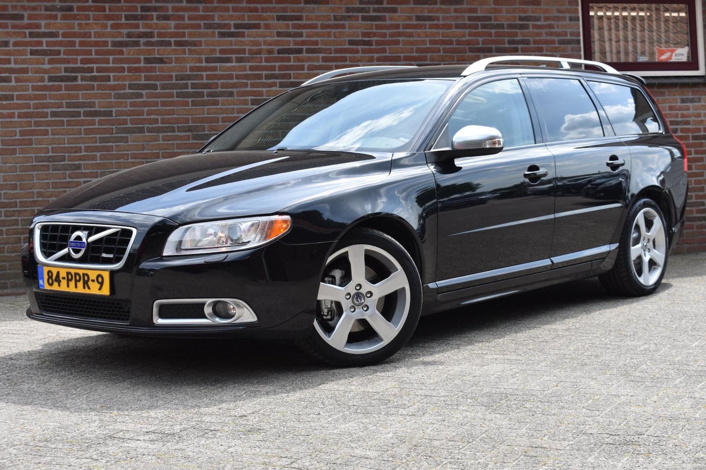 Volvo V70 - 2.0T R-Edition '11 Xenon Leder Clima Navi Cruise Inruil mogelijk - AutoWereld.nl