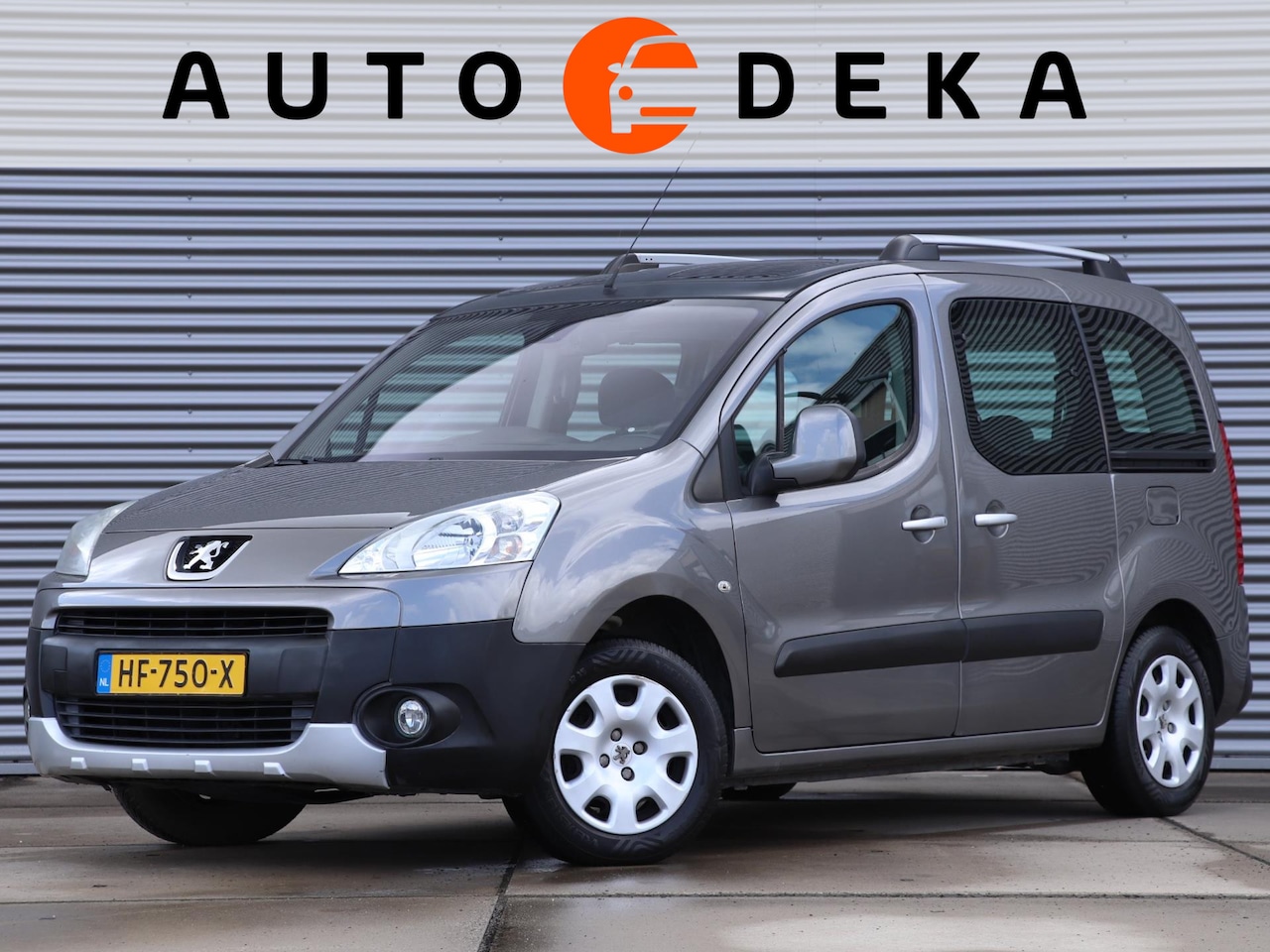 Peugeot Partner Tepee - 1.6 VTi Tendance *Panodak*Klimaatreg.*Trekhaak* - AutoWereld.nl