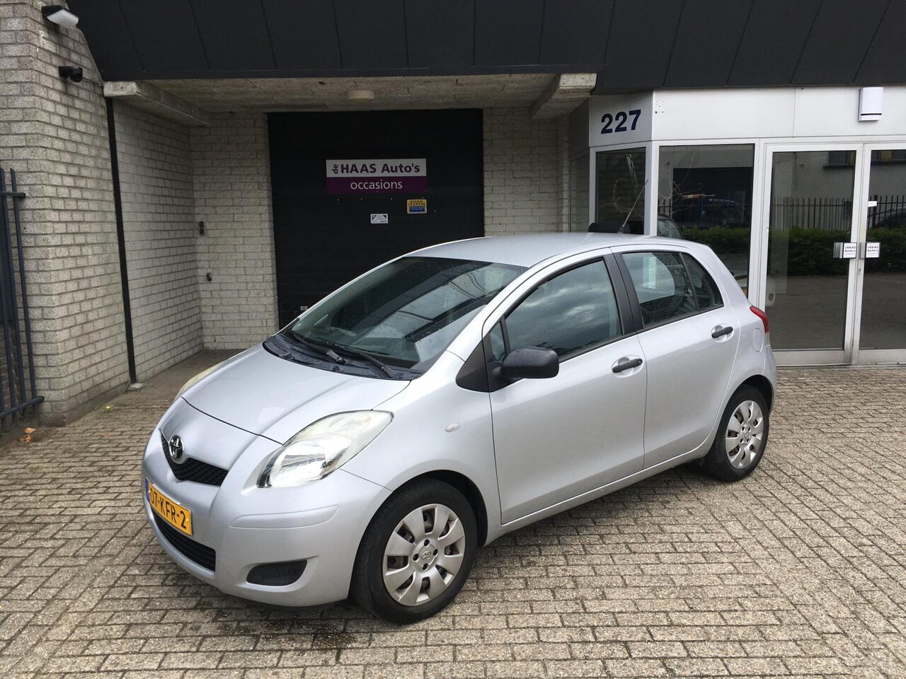 Toyota Yaris - 1.3 VVTi Comfort / 5 DEUREN / METALLIC LAK / APK 11 NOVEMBER 2025 / TREKHAAK - AutoWereld.nl