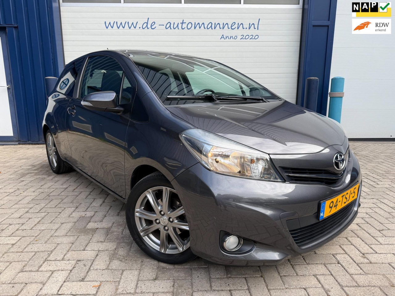 Toyota Yaris - 1.3 VVT-i Dynamic 3-drs AUTOMAAT / AIRCO+ECC / GLAZEN DAK / 1/2 LEER / CAMERA - AutoWereld.nl
