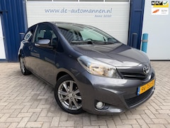 Toyota Yaris - 1.3 VVT-i Dynamic 3-drs AUTOMAAT / AIRCO+ECC / GLAZEN DAK / 1/2 LEER / CAMERA