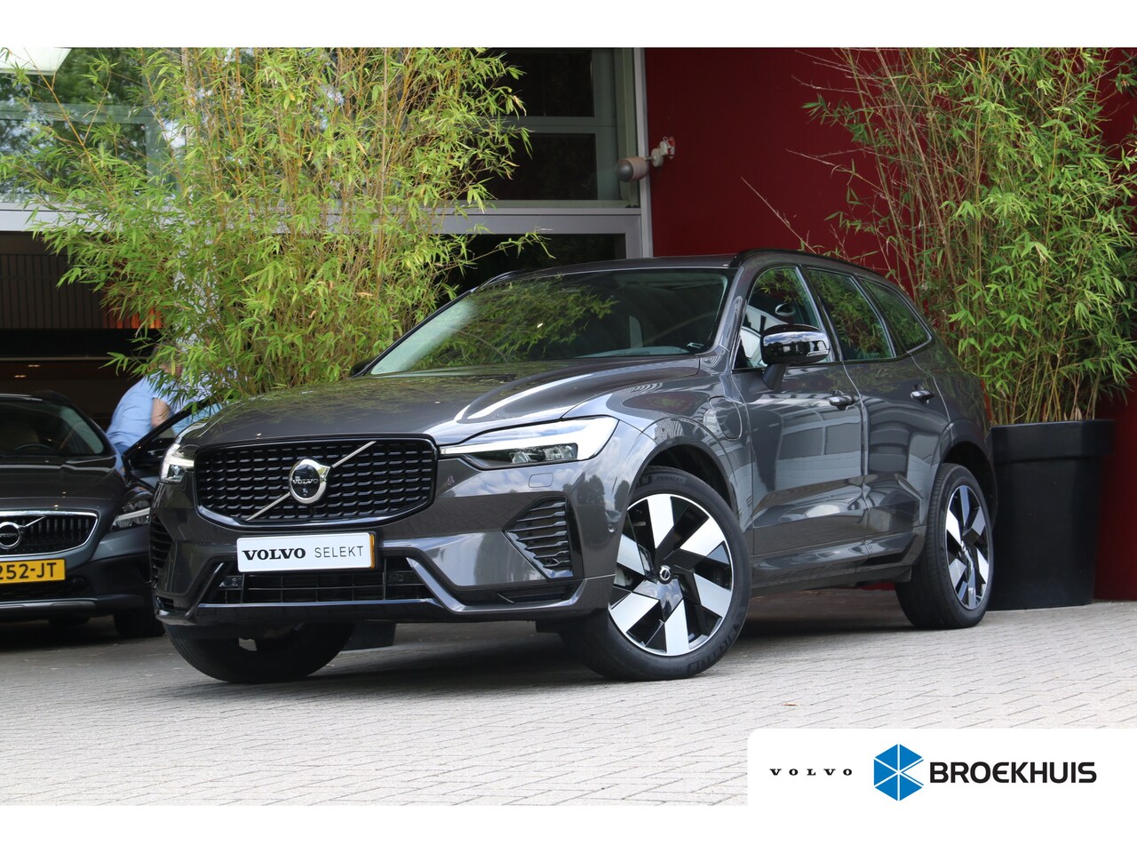 Volvo XC60 - 2.0 T6 Plug-in hybrid AWD Ultimate Dark | Trekhaak | 360 Camera | Head-up | Panoramadak | - AutoWereld.nl