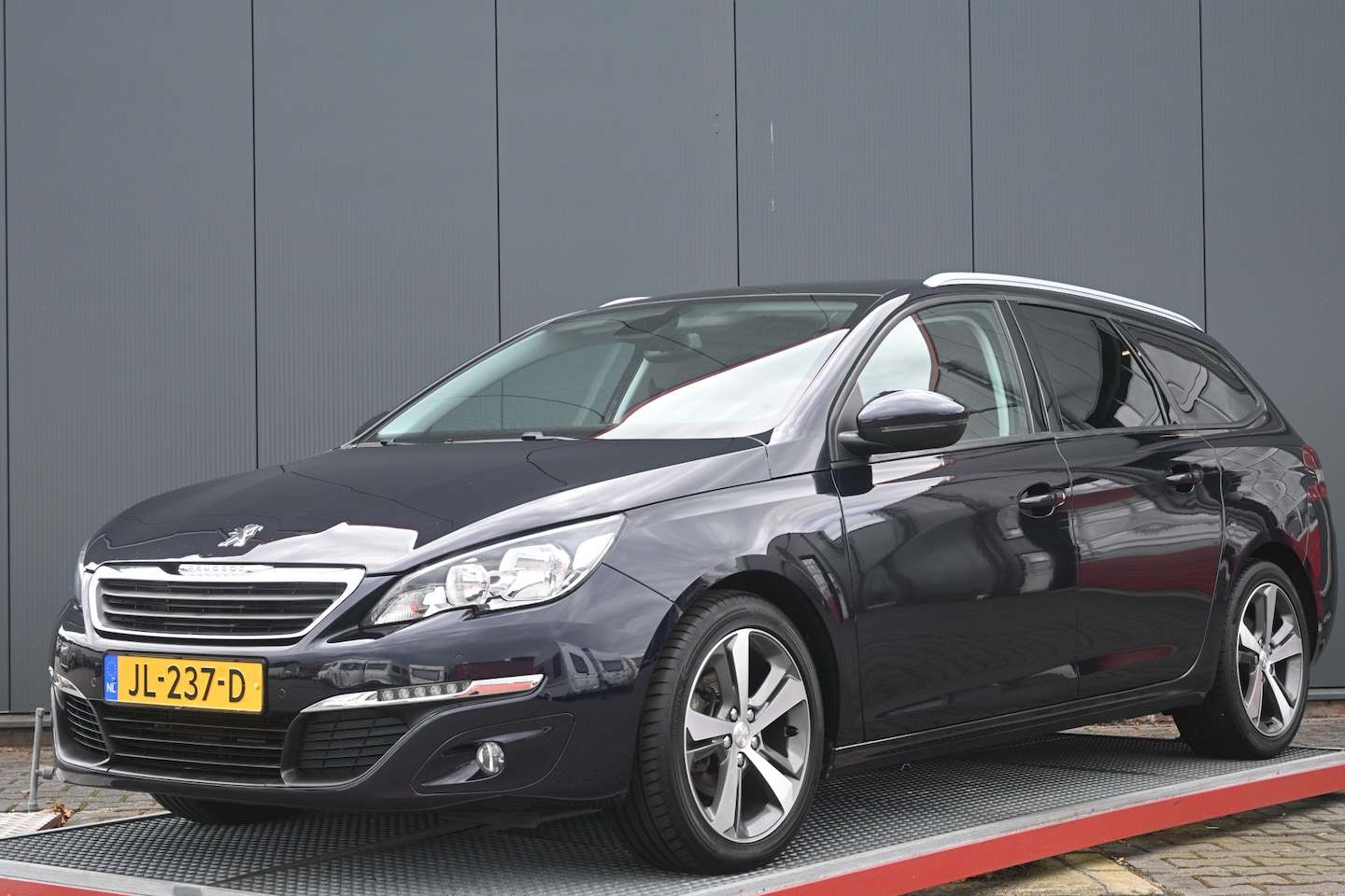 Peugeot 308 SW - 1.2 PureTech Blue Lease Executive panoramadak - AutoWereld.nl