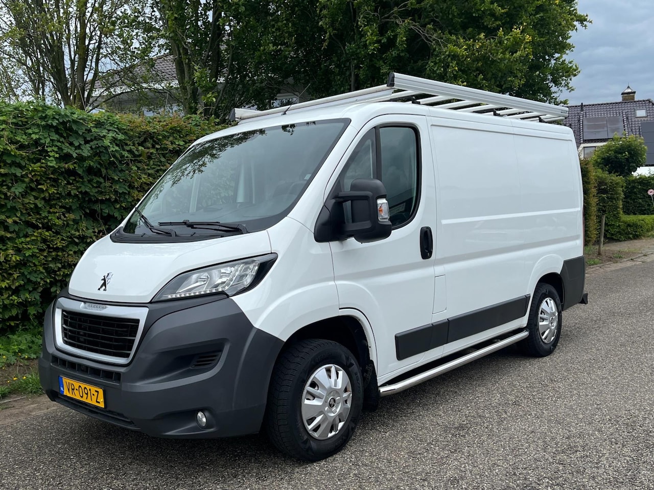 Peugeot Boxer - L1H1 110pk | Imperiaal| Inrichting | Trekhaak | Airco - AutoWereld.nl