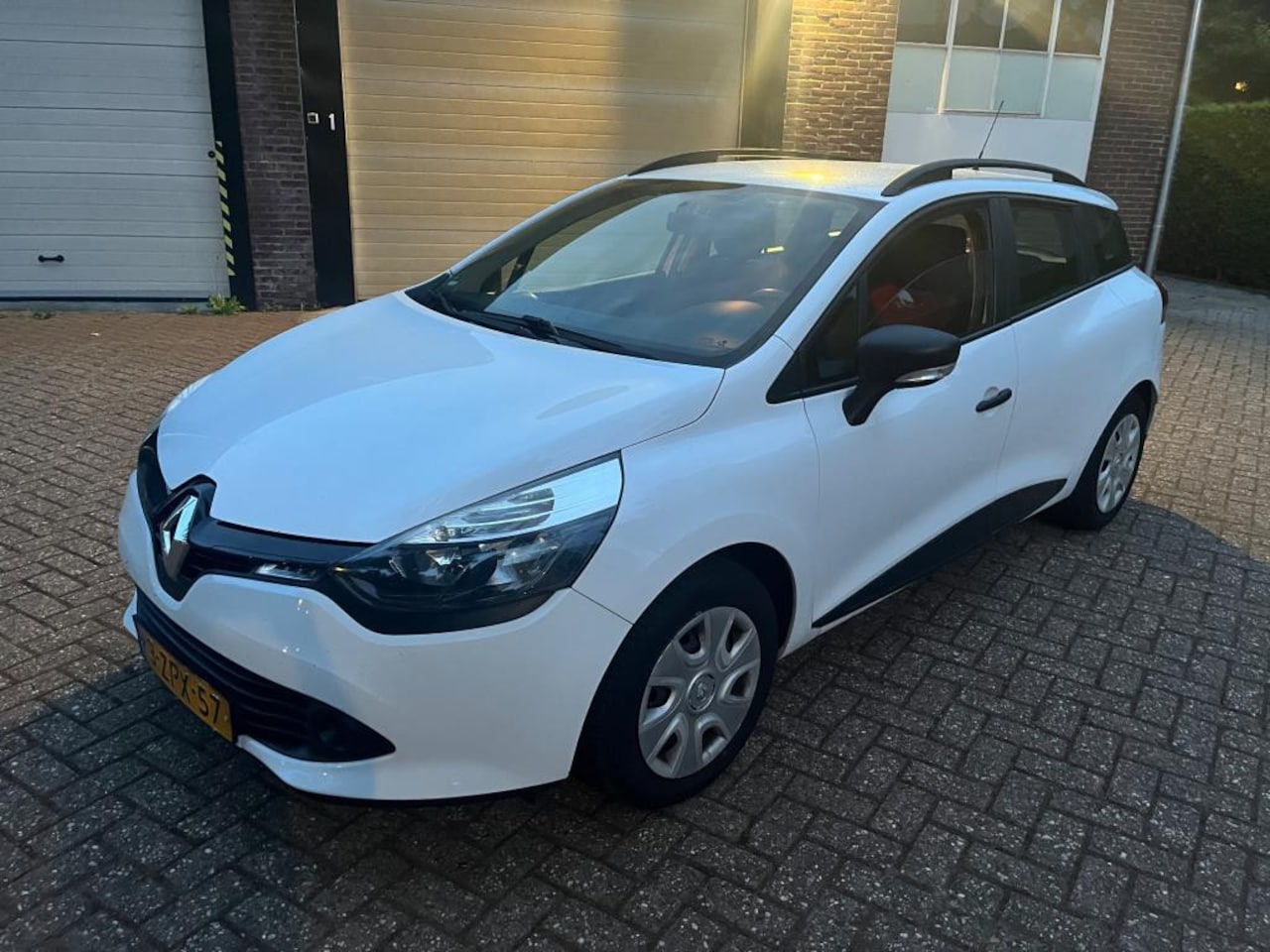 Renault Clio Estate - 0.9 TCe Authentique AIRCO / CRUISE - AutoWereld.nl