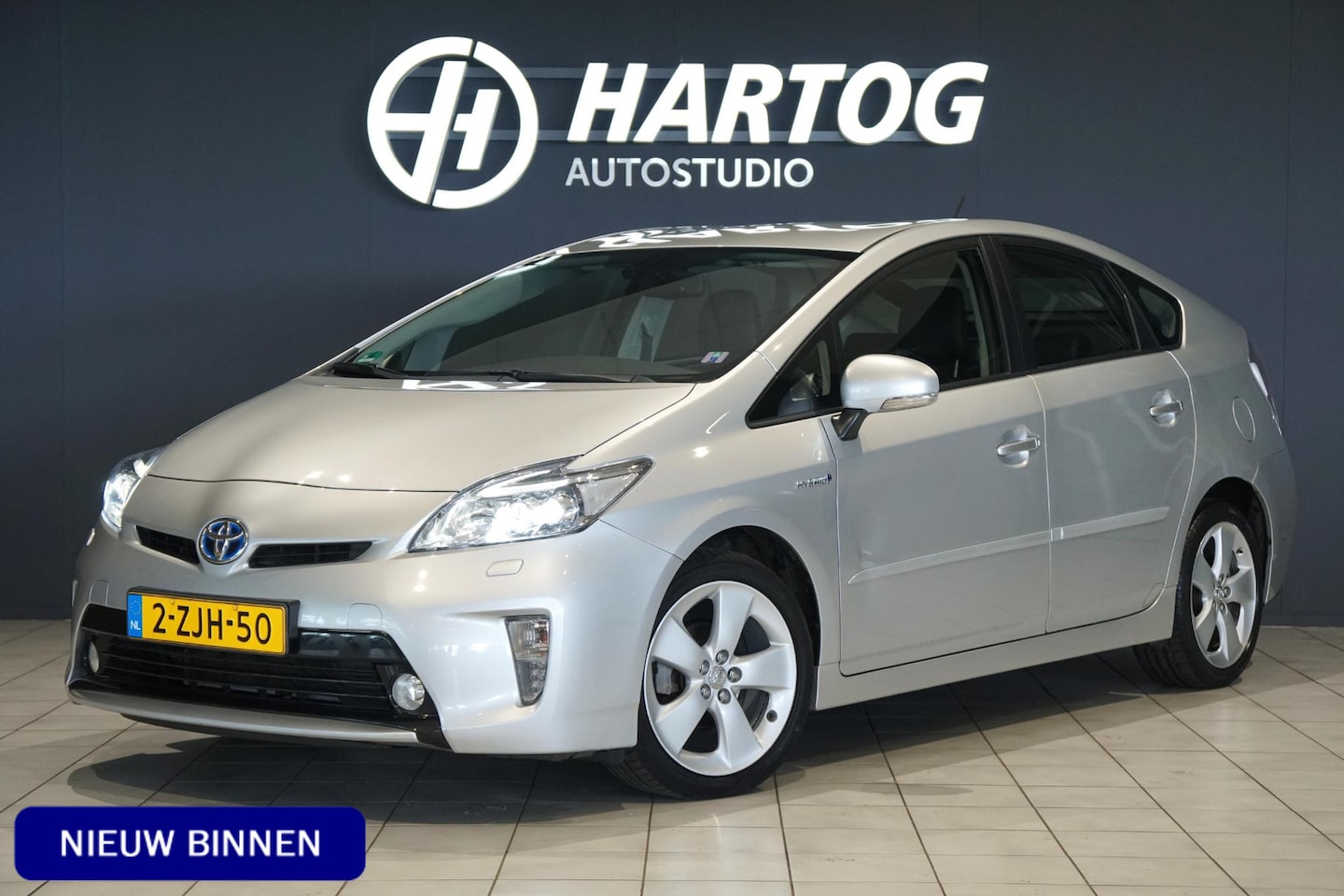 Toyota Prius - 1.8 Dynamic Business + DEALER ONDERHOUDEN / 1e EIGENAAR / CAMERA / JBL / LED / HUD - AutoWereld.nl