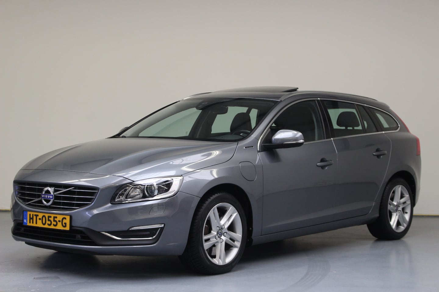 Volvo V60 - 2.4 D6 Twin Engine Summum | Rijklaarprijs | Trekhaak | - AutoWereld.nl