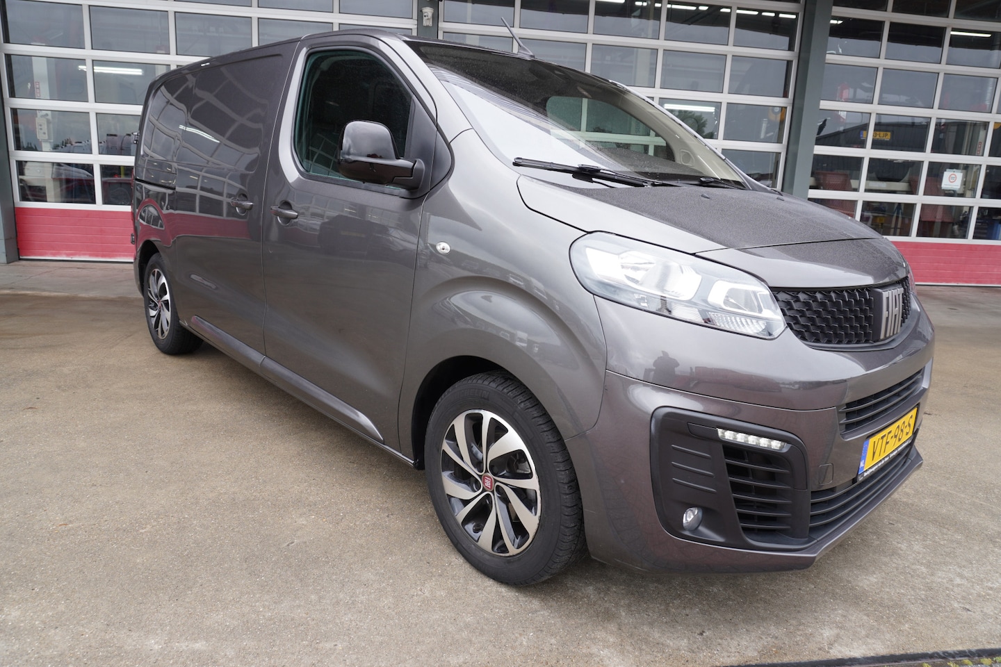 Fiat Scudo - 2.0 MultiJet L2H1 145PK SX Schuifdeur links en rechts Airco | Cruise | Navi | Camera - AutoWereld.nl