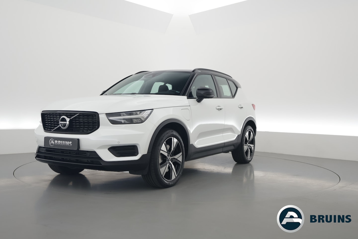 Volvo XC40 - 1.5 T5 Recharge R-Design | 360 camera | Stoel + stuurverwarming | Apple Carplay | - AutoWereld.nl