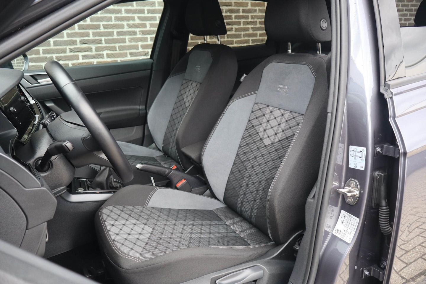 Volkswagen Taigo - 1.0 TSI R-Line | App connect | Achteruitrijcamera | Volautomatische airconditioning - AutoWereld.nl