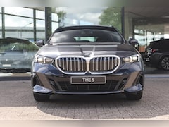 BMW 5-serie Touring - 520i M Sport Automaat / Trekhaak / Adaptieve LED / Parking Assistant / M Sportonderstel /