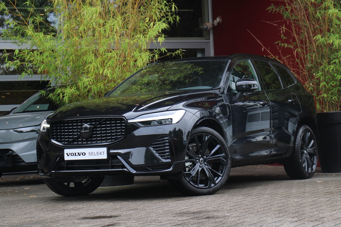 Volvo XC60 - 2.0 T6 Plug-in hybrid AWD Ultra Black Edition | Luchtvering | Massage | Trekhaak | Panoram - AutoWereld.nl