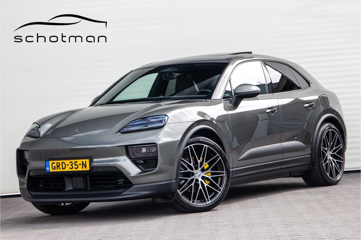 Porsche Macan - 4 100 kWh Panorama, Trekhaak, 22" , 18-voudige Sportstoelen, Aventurin gruen - AutoWereld.nl