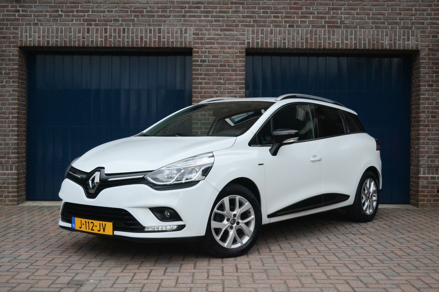 Renault Clio Estate - 0.9 TCe Limited | Trekhaak | Keyless | Navigatie | Airco | Cruise - AutoWereld.nl