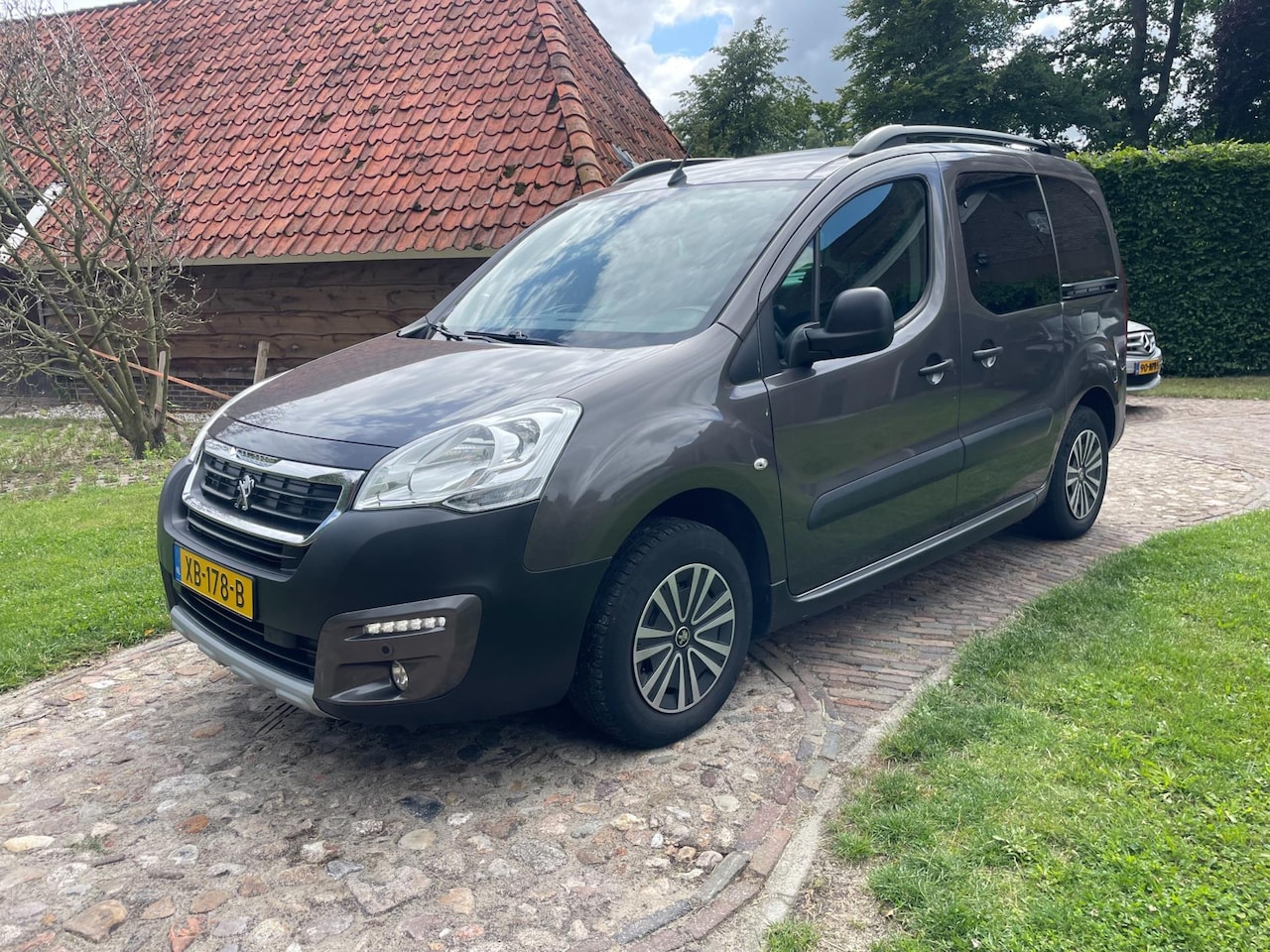 Peugeot Partner Tepee - 1.2 PureTech Allure-Navi-Camera-PDC-Trekhaak- - AutoWereld.nl