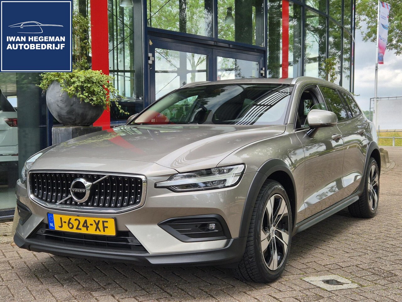 Volvo V60 Cross Country - 2.0 B5 AWD Pro AUTOMAAT | Afn. Trekhaak | Panodak | Adapt. Cruise Control | LM Velgen | Cl - AutoWereld.nl