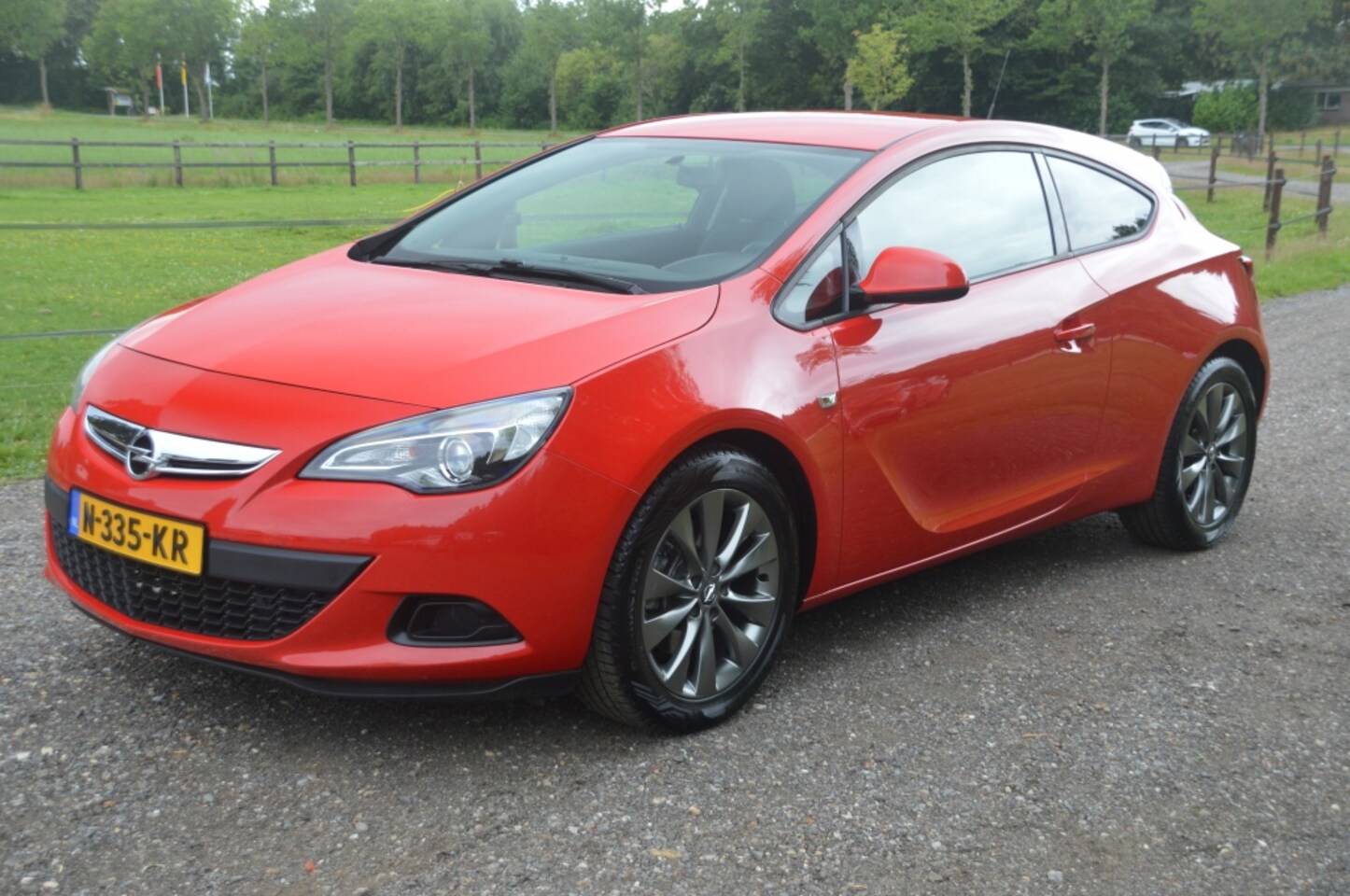 Opel Astra GTC - 1.4 Rood Airco PDC 18 inch - AutoWereld.nl